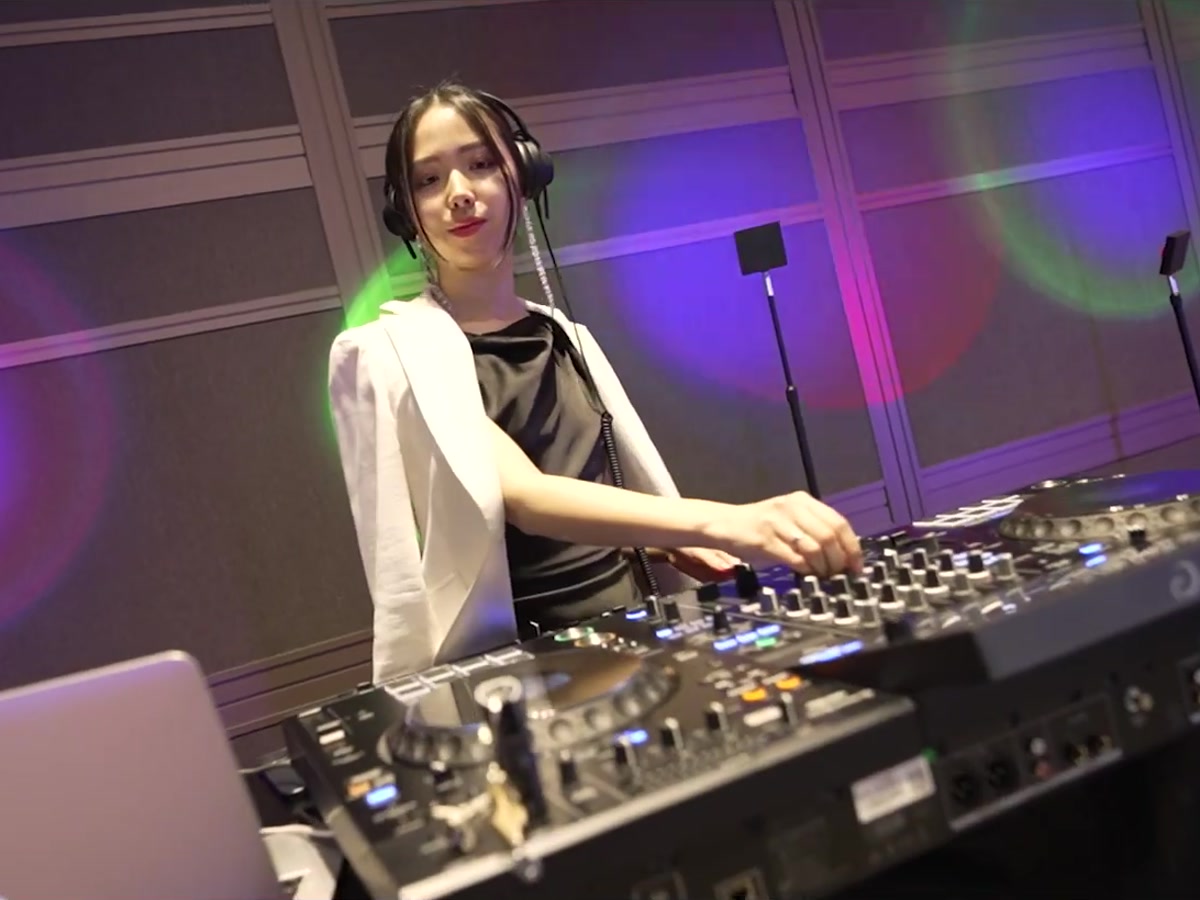 株式会社TEAMZ様 TEAMZ SUMMIT 2025｜照明に彩られたDJブースでのパフォーマンス