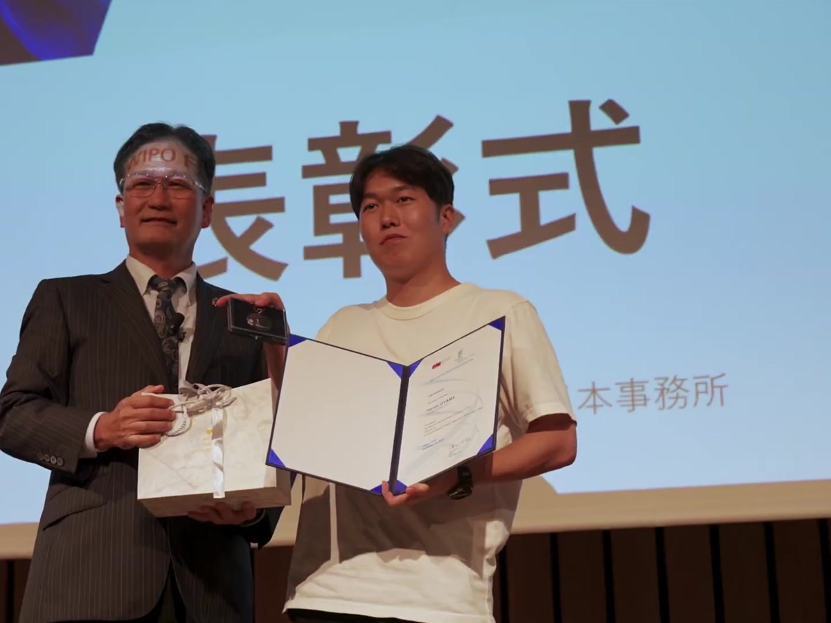 世界知的所有権機関（WIPO）様 Show&Tell｜表彰式で賞状を手に笑顔を見せる受賞者